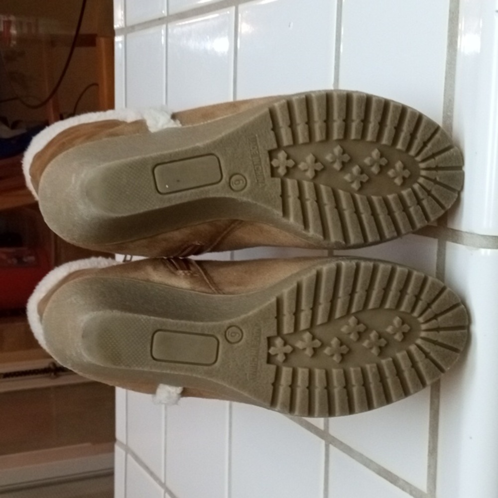 Old Navy Tan Winter Boots with Cream Fur Trim - Picture 3 of 4
